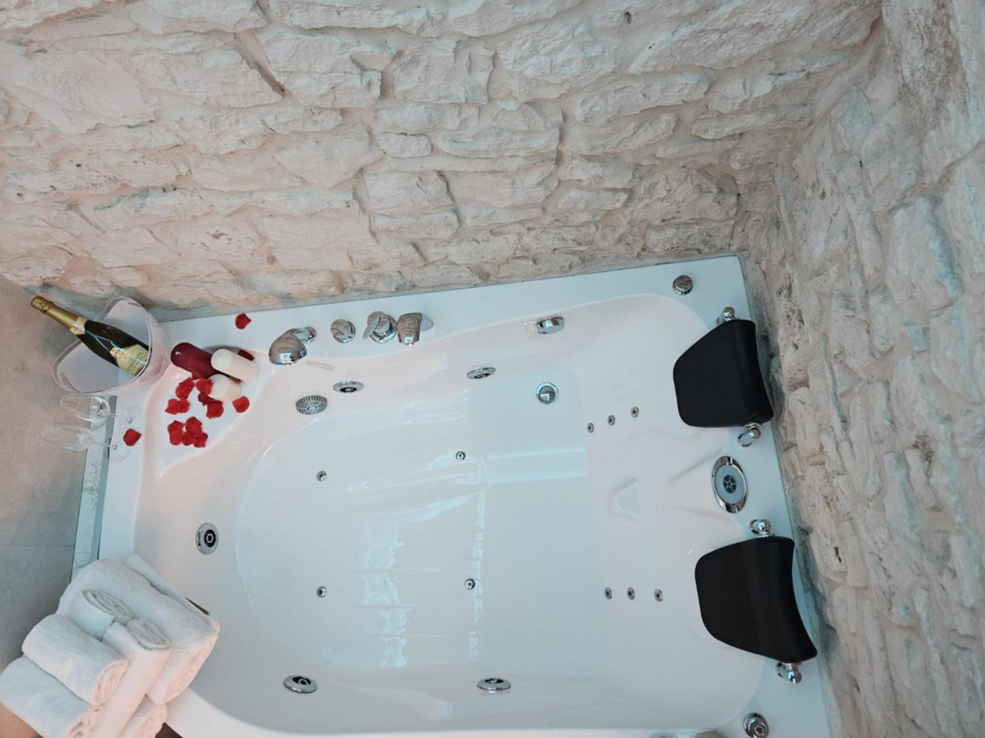 Luxuite Spa Con Piscina E Jacuzzi Alberobello Luaran gambar